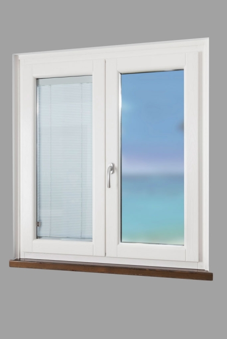 dettaglio finestra laccata e sabbiata con alluminio esterno bianco
