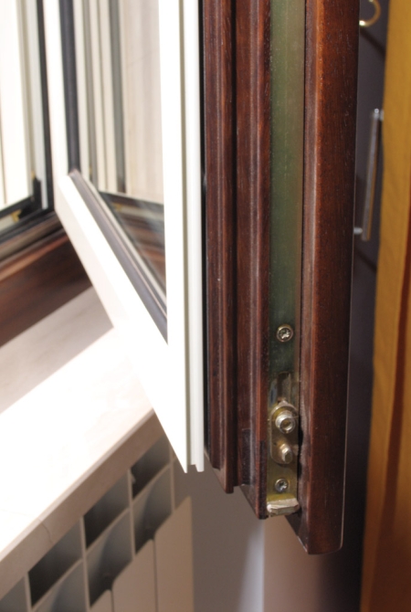 dettaglio finestra finitura legno con alluminio  bianco