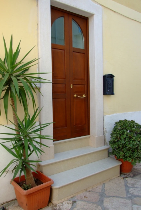 portone bugnato con sagoma ad arco con vetro