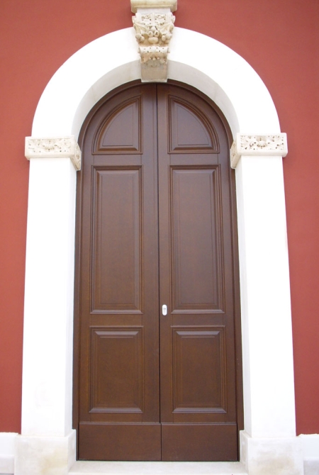 portone bugnato ad arco