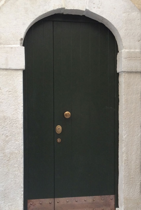 portone dogato con fascia di rame e bulloni