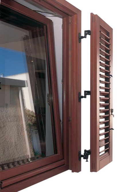 persiana a lamelle orientabili con cerniere a scavalcare